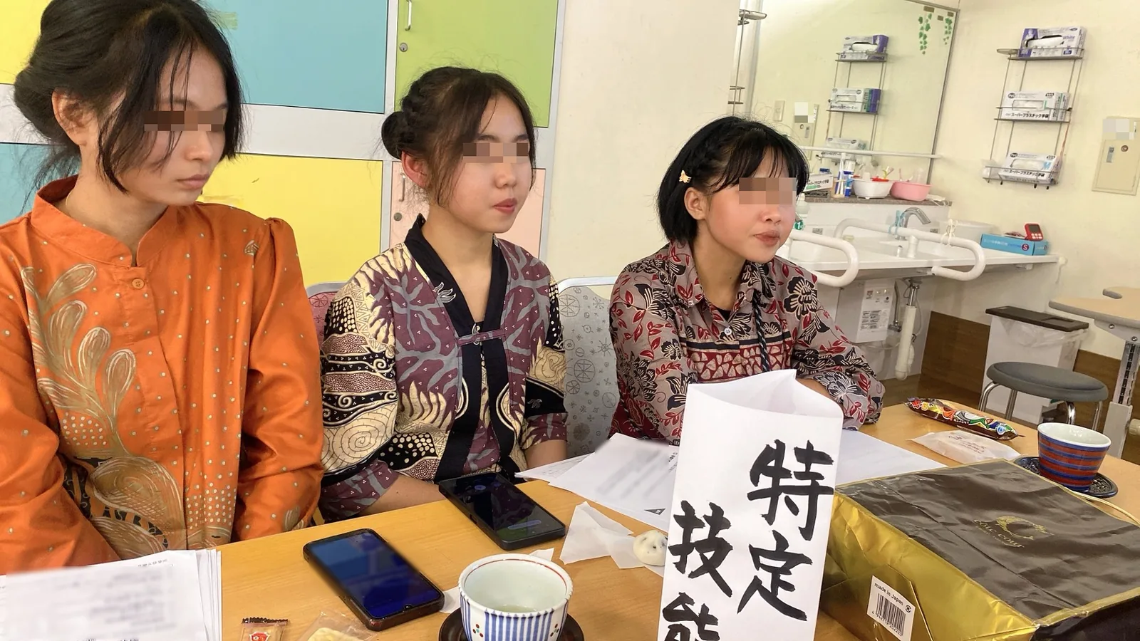 外国人材の職場を訪問して作業環境を確認する様子